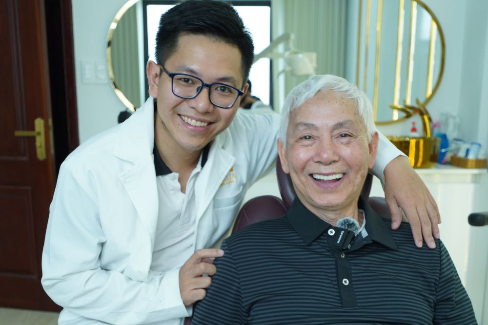 Răng của khách hàng lớn tuổi sau khi làm Implant