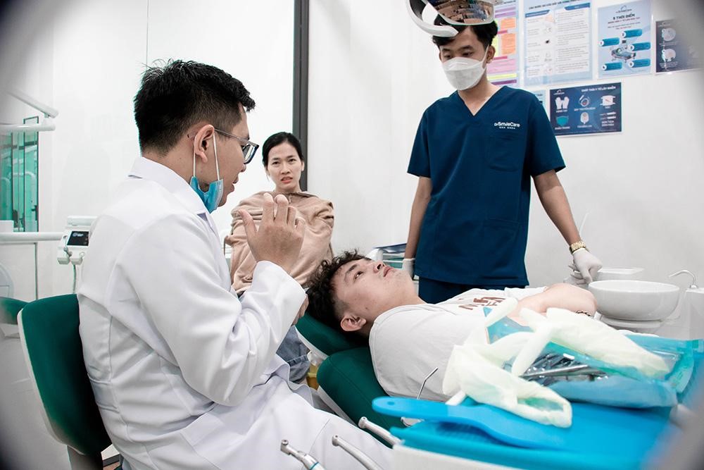Kiểm tra tình trạng sức khỏe của bệnh nhân trước khi trồng Implant tại Nha khoa Nha khoa Dr Cao Hữu Duy