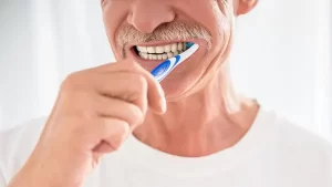 Vì sao người lớn tuổi hay bị khô miệng?